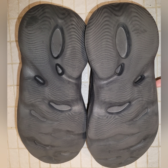 ❌️SOLD YEEZY FOAM RUNNER ONYX MENS 9 - Picture 4 of 5